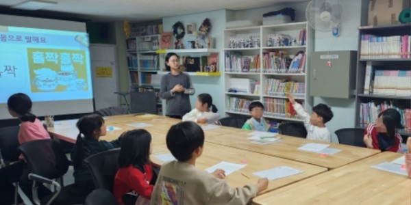 3. 작은도서관에서 진행 중인 아이돌봄 프로그램(독서 수업) 모습.jpg