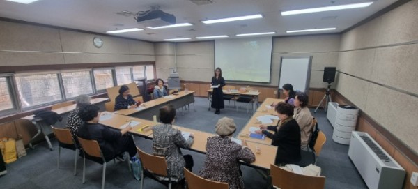 12. 죽전도서관 시니어 문해력 교실 프로그램 모습.jpg