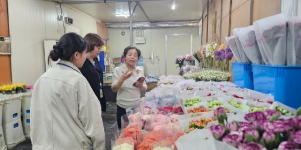 9. 시 관계자들이 가정의 달을 맞아 화훼류 원산지 표시 지도 점검을 하고 있는 모습. (1).jpeg