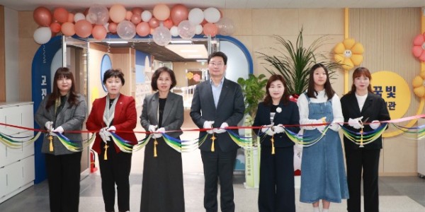 10-1. 용인특례시는 17일 고진초등학교 꿈빛도서관을 리모델링하고 재개관했다.jpg