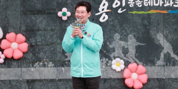 5-1. 이상일 용인특례시장이 19일 농촌테마파크에서 열린 봄에 취해, 봄 행사에 참석해 인사말 하고 있다.jpg