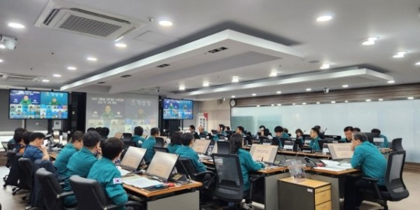 1. 용인특례시는 18일 시청 재난안전상황실에서 여름철 자연재난 종합대책 점검회의를 진행했다.jpg