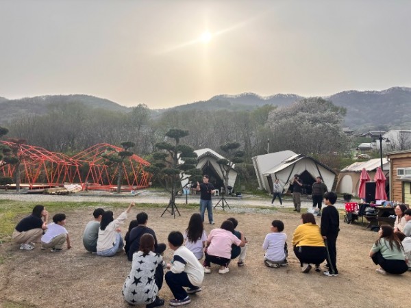 4. 드림스타트 아동과 가족이 별빛 캠프장에서 함께 게임을 하고 있다.jpg