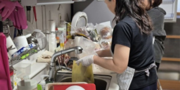 1-1. 주방정리 매니저가 홀몸 어르신 가정을 방문해 냉장고와 주방을 정리하고 있다.jpg