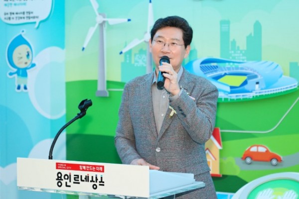 6-1. 이상일 용인특례시장이 22일 처인구 남동 용인시기후변화체험교육센터 홍보관 리뉴얼 재개관식에서 인사말을 하고 있다..jpg