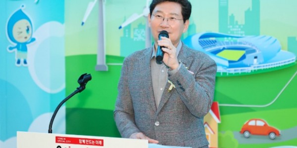 6-1. 이상일 용인특례시장이 22일 처인구 남동 용인시기후변화체험교육센터 홍보관 리뉴얼 재개관식에서 인사말을 하고 있다..jpg