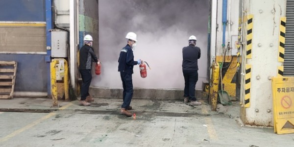 2-1. 용인특례시는 24일 포곡소방서와 함께 처인구 포곡읍 금어리 용인환경센터 화재 발생에 대비해 합동 소방 훈련을.jpg