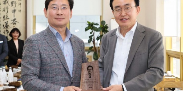 4-1. 25일 이상일 용인특례시장(왼쪽)이 윤병태 나주시장에게 목재 기념패를 전달하고 있다..jpg