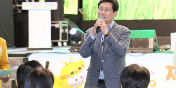 5-1. 25일 이상일 용인특례시장이 제27회 함평 나비대축제 개막식에서 인사말을 하고 있다.jpg