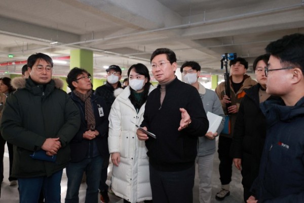 1-1. 이상일 용인특례시장이 경남아너스빌디센트 건설 현장을 방문해 하자보수 상황을 살피고 있다.jpg