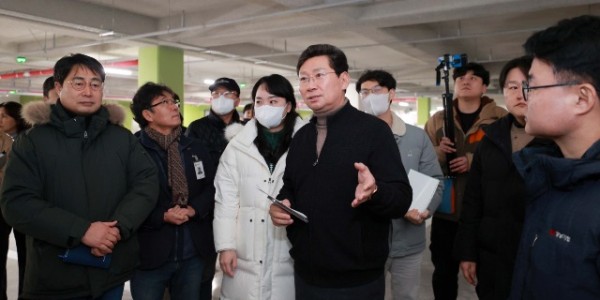 1-1. 이상일 용인특례시장이 경남아너스빌디센트 건설 현장을 방문해 하자보수 상황을 살피고 있다.jpg