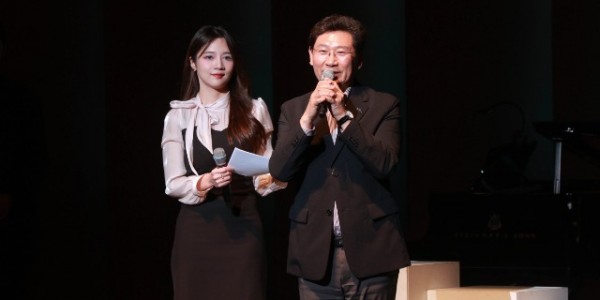 3-1. 이상일 용인특례시장은 26일 용인포은아트홀에서 열린 ‘용인시립소년소녀합창단 제45회 정기연주회’에 참석해 합창단의 무대를 축하고 시민들과 함께 공연을 관람했다..jpeg