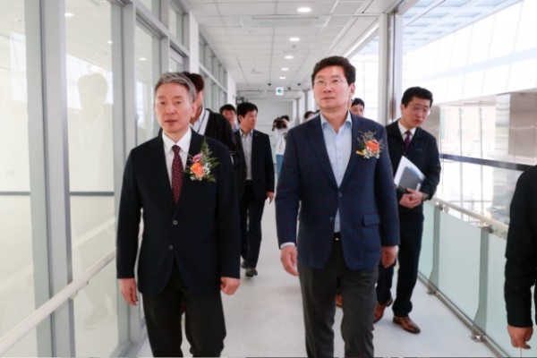 1-1. 이상일 용인특례시장이 28일 개관식을 열고 정식 운영을 시작한 용인공영버스터미널 시설을 둘러보고 있다..jpg