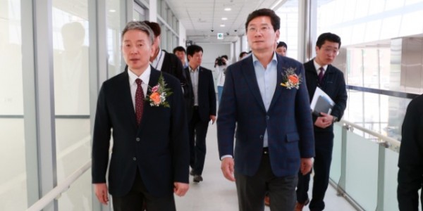 1-1. 이상일 용인특례시장이 28일 개관식을 열고 정식 운영을 시작한 용인공영버스터미널 시설을 둘러보고 있다..jpg