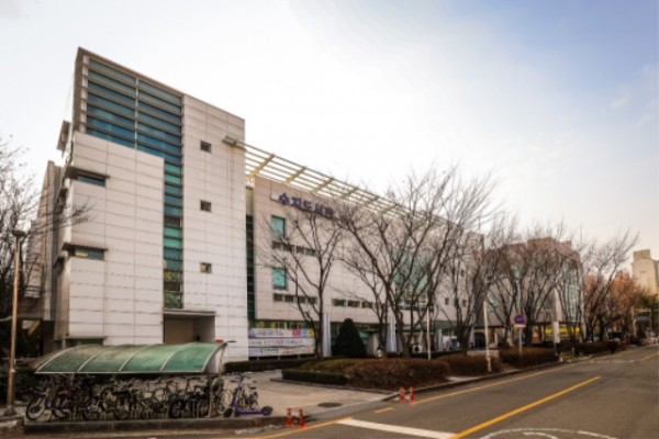 2-1. 용인특례시가 7년 연속 경기도 공공도서관 통계에서 대출 권수 1위를 기록했다. 사진은 도내 도서관 가운데 대출.jpg