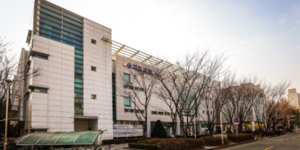 2-1. 용인특례시가 7년 연속 경기도 공공도서관 통계에서 대출 권수 1위를 기록했다. 사진은 도내 도서관 가운데 대출.jpg