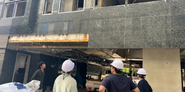 3. 시 관계자들이 관내 건축 공사 현장 안전 점검을 하고 있는 모습.jpeg