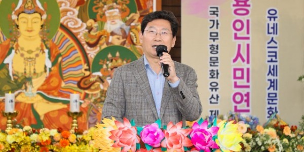 4-1.이상일 용인특례시장은 27일 오후 시청 야외음악당에서 ‘불기 2569년 부처님 오신 날’을 기념해 열린 ‘용인시민 연등축제·봉축법요식’에 참석해 축사를 하고 있다..jpeg