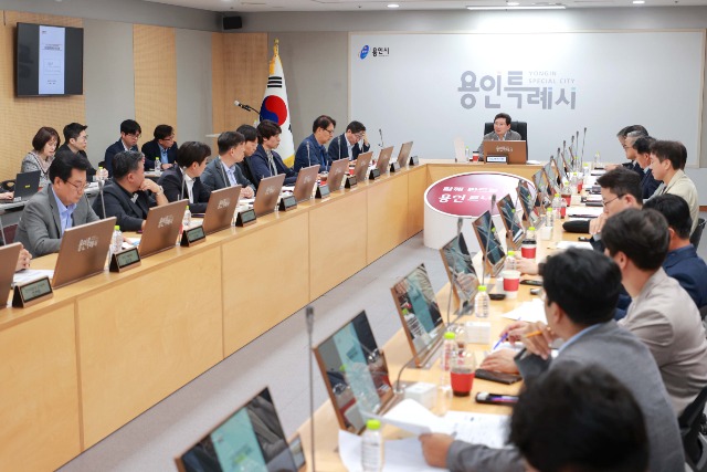 250501 1. 이상일 용인특례시장이 30일 시민프로축구단 창단준비위원회 회의를 주재하고 있다.JPG