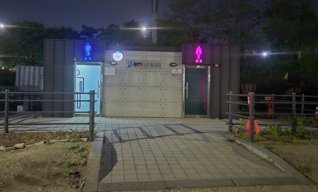 11. 용인특례시가 지역내 공중화장실 30곳에 태양광 LED조명 건물번호판을 설치했다..jpg