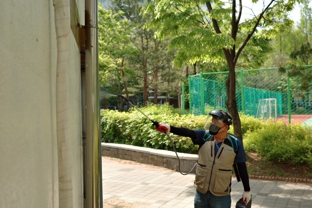 2. 공원 내에서 잔류분무 소독을 하는 모습.jpg