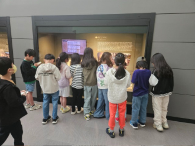 5-1. 용인특례시 초등학교 학생들이 용인시박물관이 주관하는 교과연계 프로그램에 참여해 박물관을 방문했다.JPG