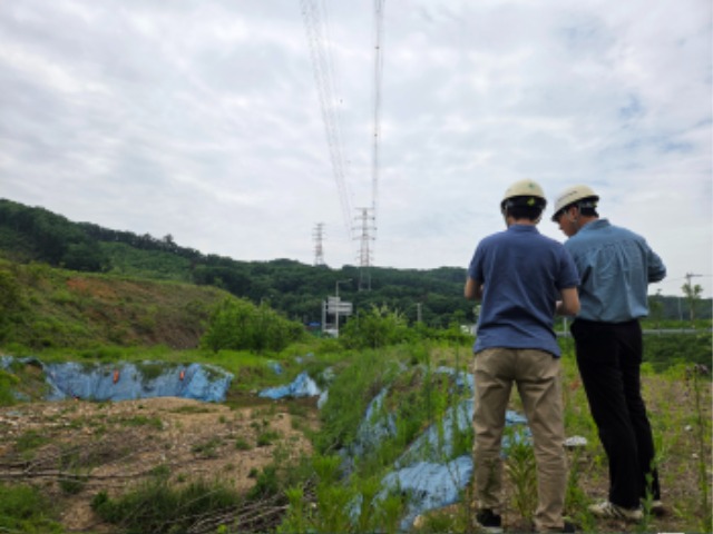 10. 19일 시 관계자가 장마철을 대비해 공사 현장을 점검하고 있다.jpeg