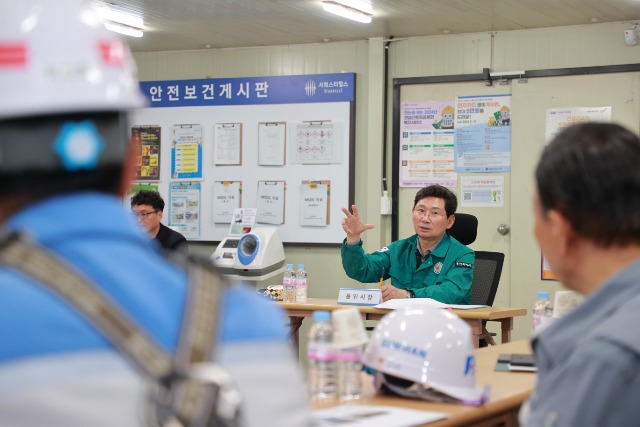 14-1. 이상일 용인특례시장은 역북2지구 아파트 공사 소음 민원 현장을 찾아 소음 저감 조치 이행 여부를 점검했다.JPG