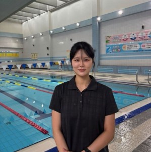 보도자료 사진3-1(아르피아스포츠센터 수영장 안전관리자 유지민).jpg