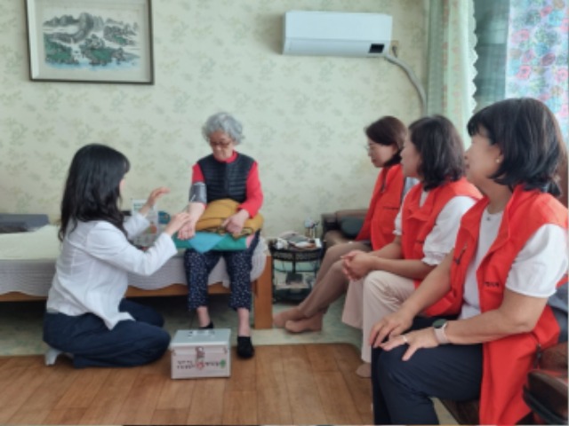 6-1. 영덕2동, 찾아가는 건강상담 ‘건강길잡이’.jpg