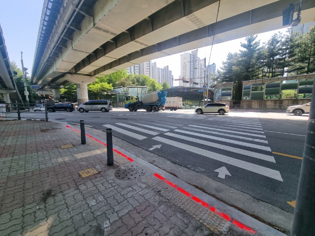 7-1. 수지구 LED바닥형 보행신호등 설치.jpg