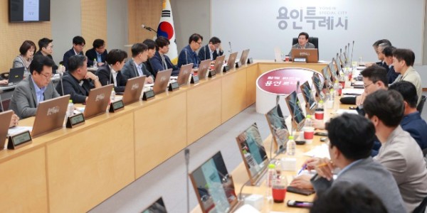 250501 1. 이상일 용인특례시장이 30일 시민프로축구단 창단준비위원회 회의를 주재하고 있다.JPG