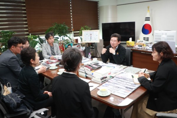 8. 이상일 용인특례시장이 4월 30일 자매도시인 미국 윌리엄슨 카운티 경제개발청 관계자들을 만나 두 도시간 기업과 대학의 협력방안을 논의했다..jpg