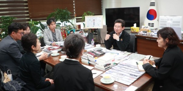 8. 이상일 용인특례시장이 4월 30일 자매도시인 미국 윌리엄슨 카운티 경제개발청 관계자들을 만나 두 도시간 기업과 대학의 협력방안을 논의했다..jpg