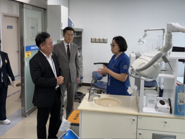 250502 김동규 의원, 경기도의료원 현장 방문...의료진 헌신에 감사, 공공의료 강화에 지속 협력할 것1.jpg
