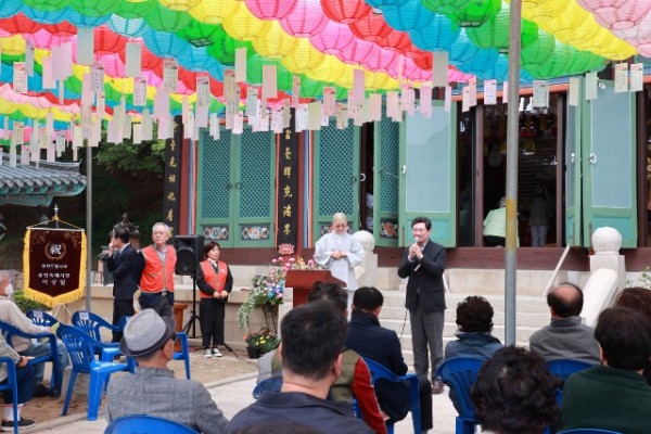 2-1. 이상일 용인특례시장은 5일 ‘부처님 오신 날’을 맞아 화운사 등 지역 사찰 3곳을 방문해 참배하고 불자, 시민들과 함께 부처님의 탄신을 축하했다.JPG
