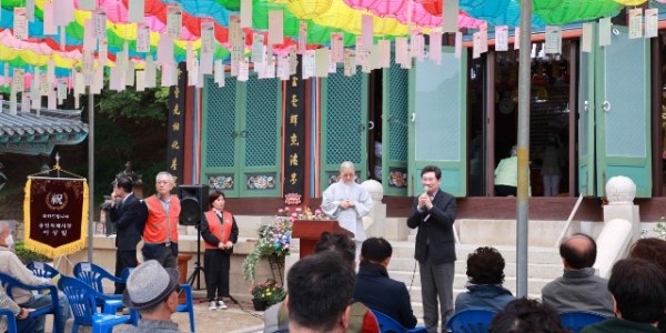 2-1. 이상일 용인특례시장은 5일 ‘부처님 오신 날’을 맞아 화운사 등 지역 사찰 3곳을 방문해 참배하고 불자, 시민들과 함께 부처님의 탄신을 축하했다.JPG