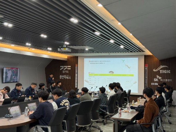 10-1. 기업체를 탐방한 용인학 강좌 수강생들의 모습.jpeg