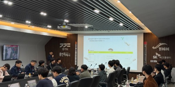 10-1. 기업체를 탐방한 용인학 강좌 수강생들의 모습.jpeg