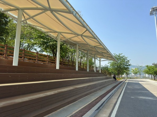 3. 양지근린공원에 조성된 축구장 관람석.jpg