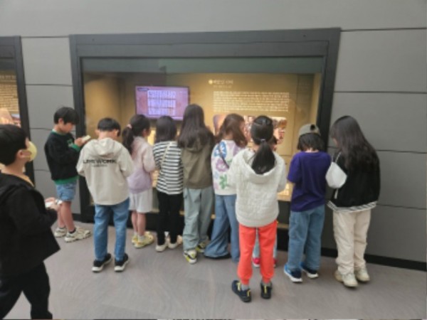 5-1. 용인특례시 초등학교 학생들이 용인시박물관이 주관하는 교과연계 프로그램에 참여해 박물관을 방문했다.JPG