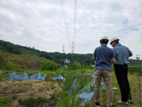 10. 19일 시 관계자가 장마철을 대비해 공사 현장을 점검하고 있다.jpeg