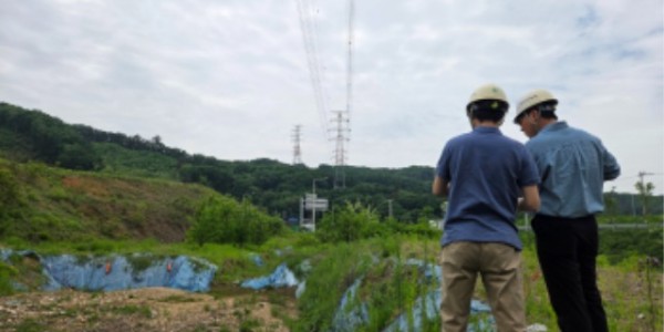 10. 19일 시 관계자가 장마철을 대비해 공사 현장을 점검하고 있다.jpeg