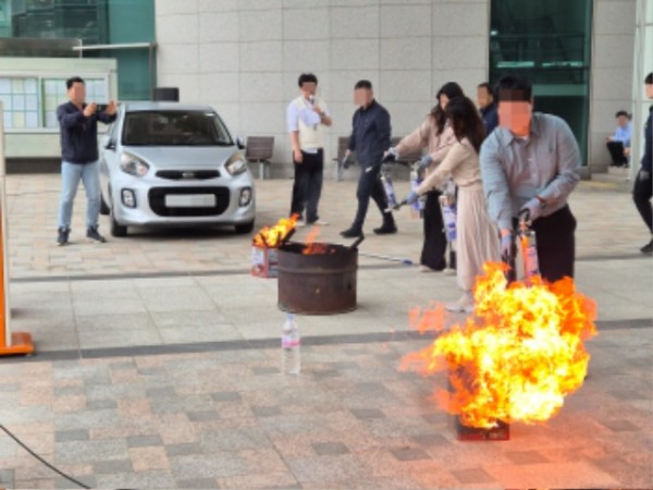 11. 19일 시청 하늘광장에서 소방훈련이 이뤄지고 있다.jpeg