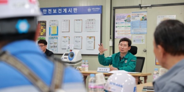 14-1. 이상일 용인특례시장은 역북2지구 아파트 공사 소음 민원 현장을 찾아 소음 저감 조치 이행 여부를 점검했다.JPG