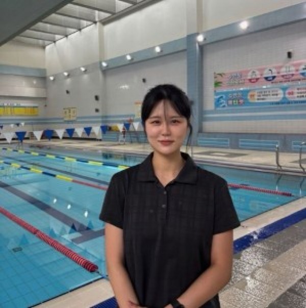 보도자료 사진3-1(아르피아스포츠센터 수영장 안전관리자 유지민).jpg