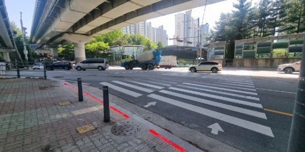 7-1. 수지구 LED바닥형 보행신호등 설치.jpg