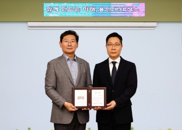 5. 이상일 용인특례시장(왼쪽)은 28일 지역 탄소중립에 공헌한 현대백화점그룹에 감사패를 수여하고 그룹을 대표해 참석한 안병혁 상무(오른쪽)와 기념촬영 했다.jpg