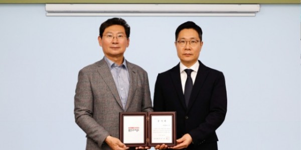 5. 이상일 용인특례시장(왼쪽)은 28일 지역 탄소중립에 공헌한 현대백화점그룹에 감사패를 수여하고 그룹을 대표해 참석한 안병혁 상무(오른쪽)와 기념촬영 했다.jpg