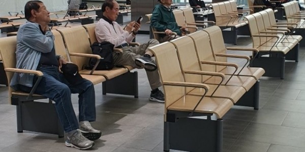 6. 용인특례시는 용인공영버스터미널에 교통약자를 위한 등받이 의자를 설치했다.jpg